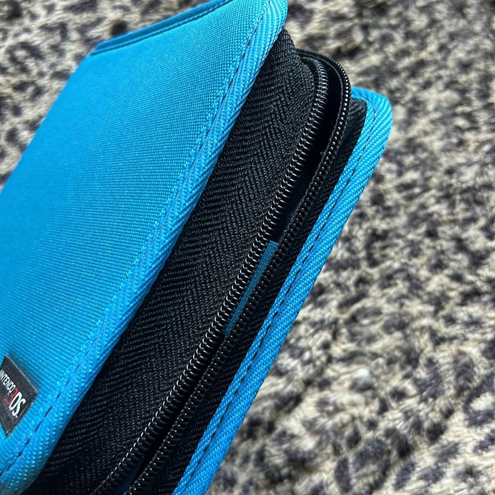 Retro Nintendo 3DS Blue Carrying Case - Picture 5 of 6